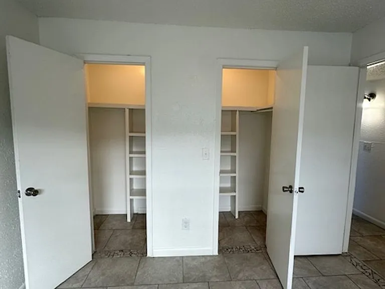 Las Brisas Apartments — Photo 31