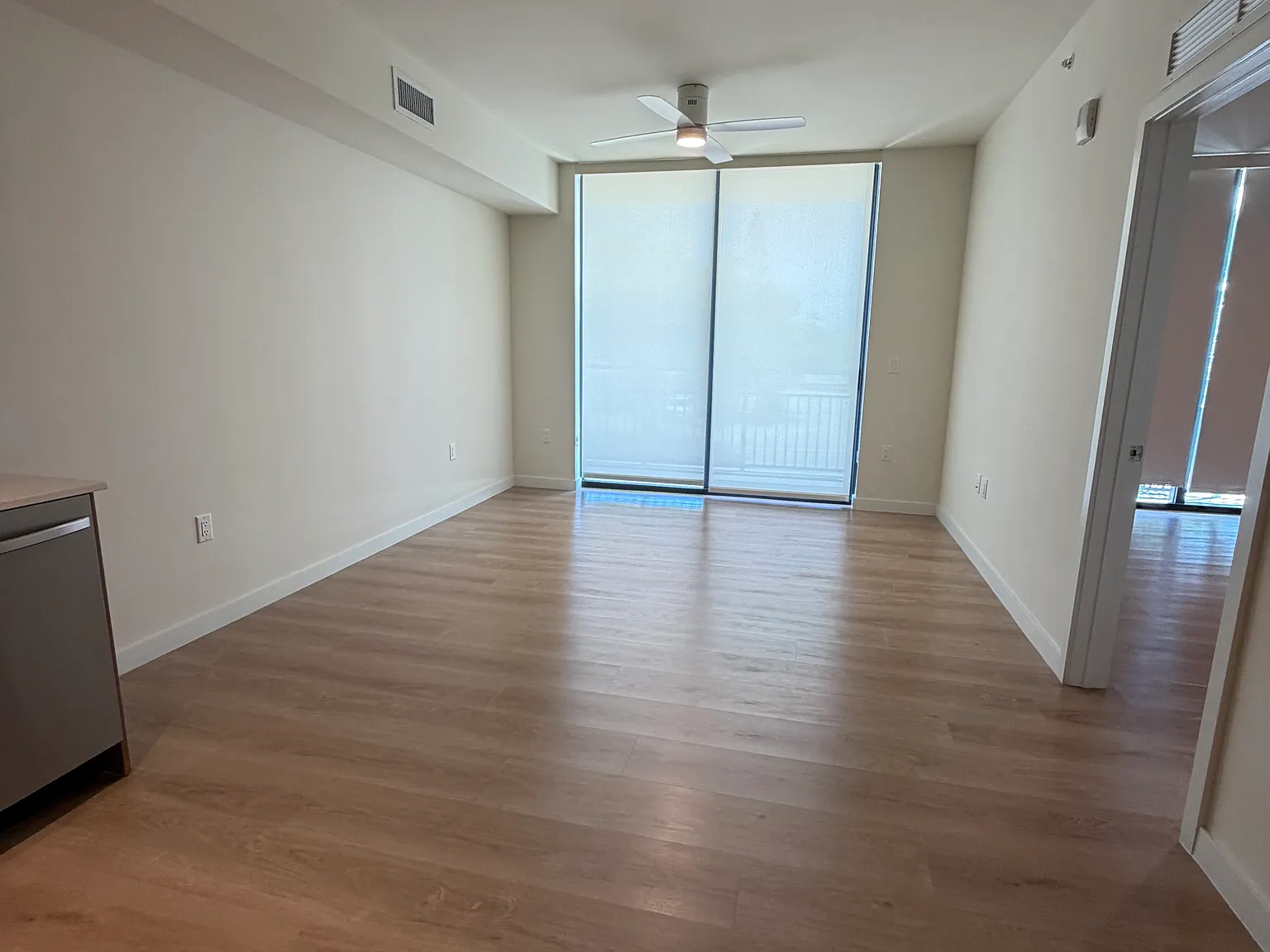 2 bed, 1005 sqft, $2,589 — Photo 2