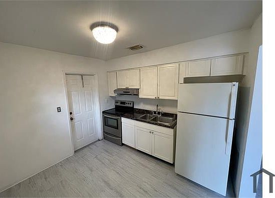 4th image of 563 NW 17th Pl