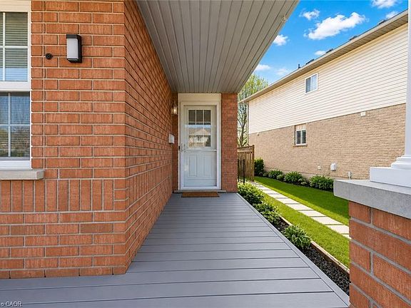 3rd image of 15 Copper Leaf St