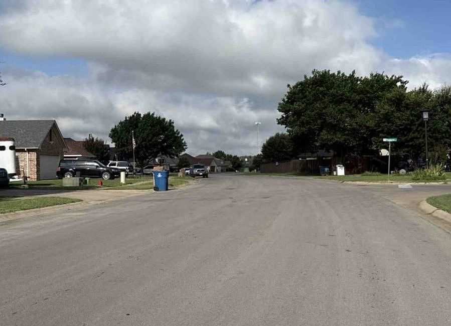 Exterior Neighborhood (street photo)