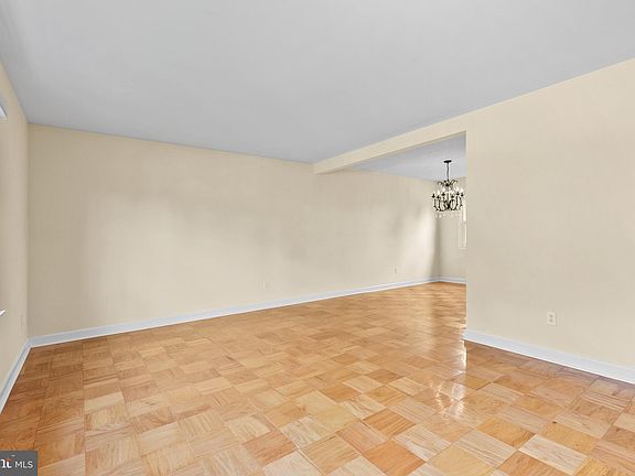 3rd image of 143 W Chestnut Hill Ln