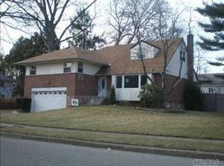 507 Queen St, Westbury, NY 11590