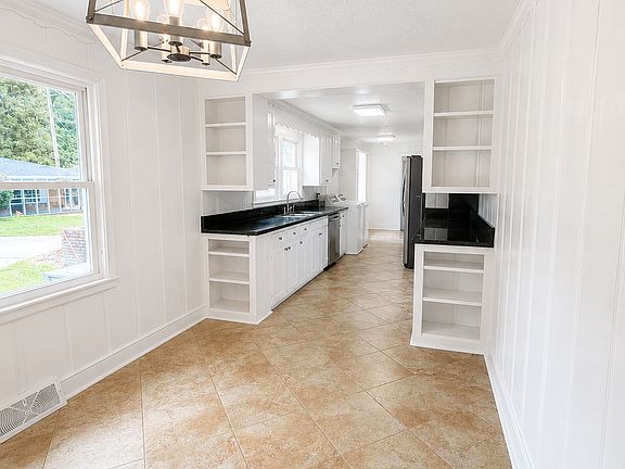 5th image of 250 Castle Dr