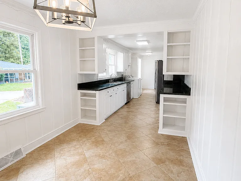 250 Castle Dr — Photo 5