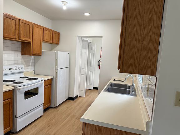 3rd image of 121 Linwood Ave APT 2