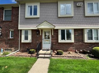 19975 S Great Oaks Cir, Clinton Township, MI 48036