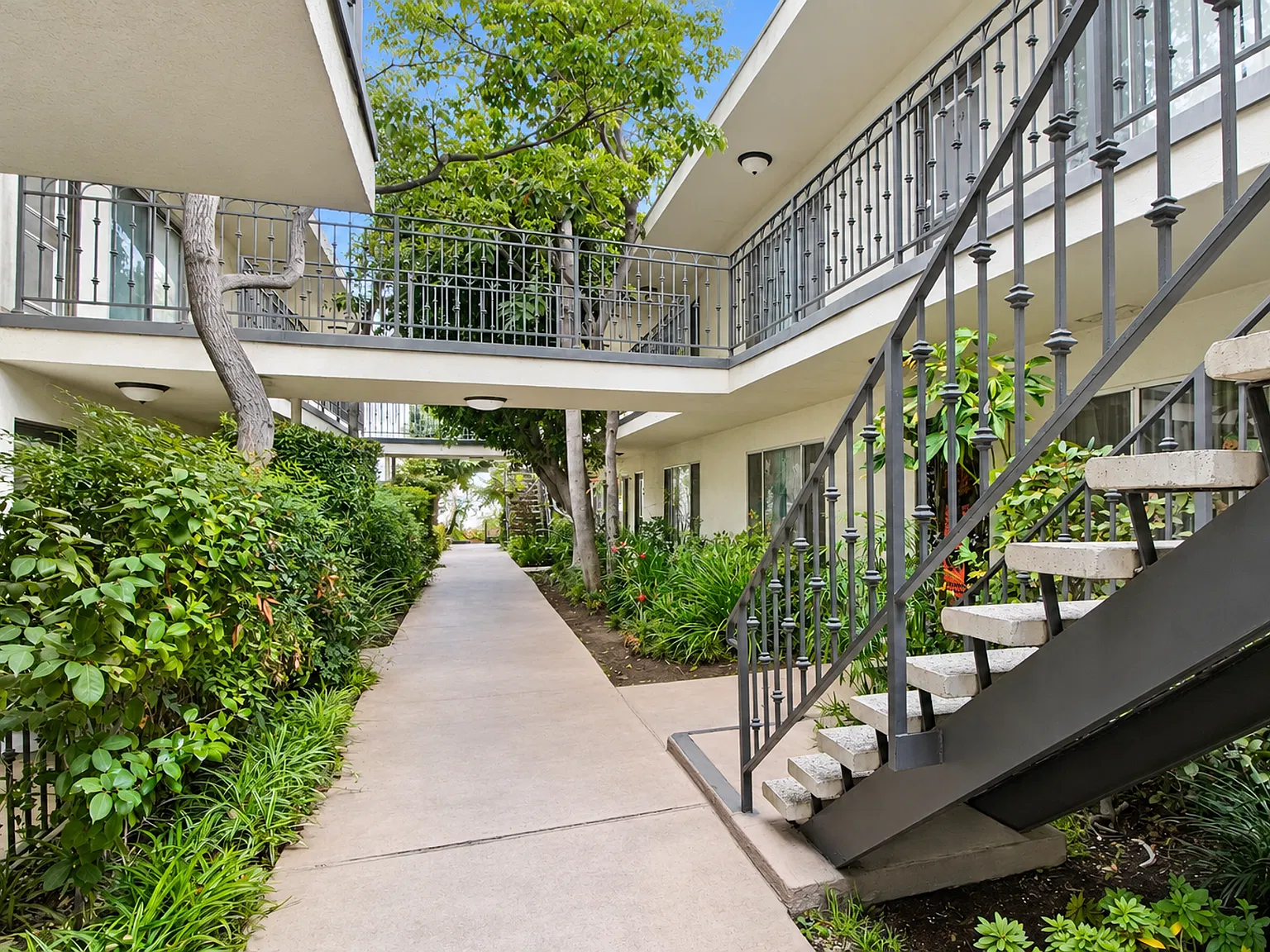 Relaxed Living, South of Ventura Boulevard — Photo 1