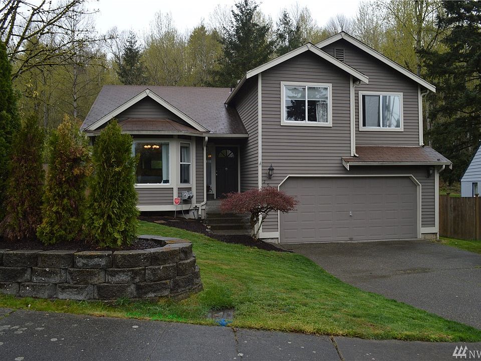 Welcome to this lovely Tri Level home located in Renton.  It's a super easy commute to the freeways and you can walk to Maplewood Golf Course for a quick round of golf or a lovely meal.