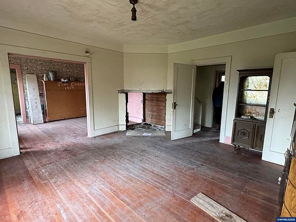 5th image of 240 SE Davis St