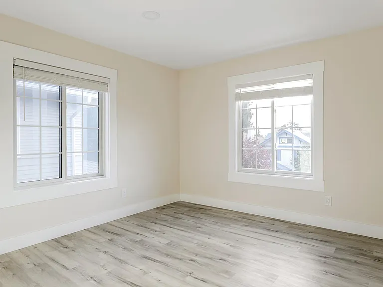 5035 18th Ave NE — Photo 5