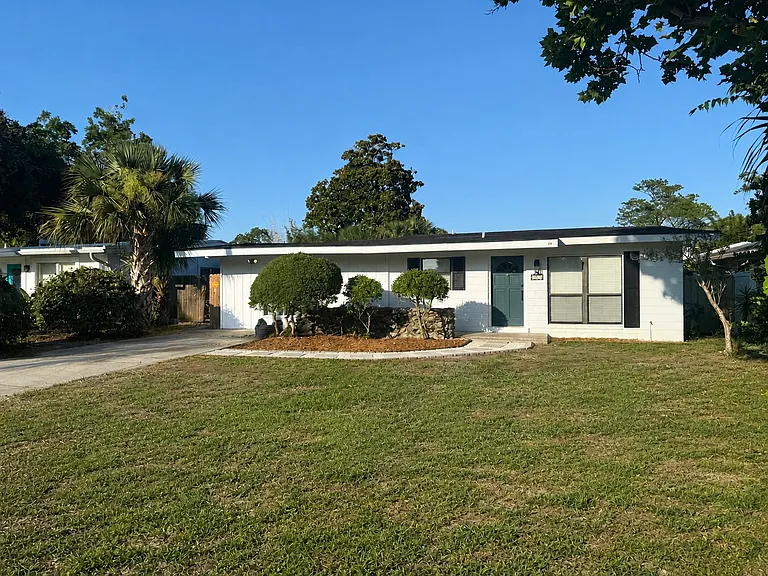 725 Holly Dr — Photo 1