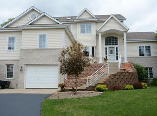 2955 Meadow Ln, Hartland, WI 53029