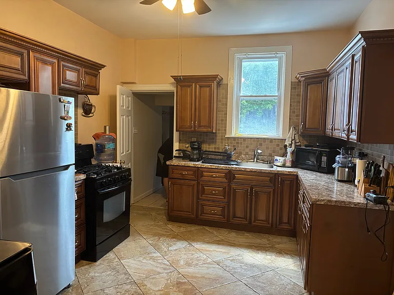 2110 Lincoln Ave — Photo 5
