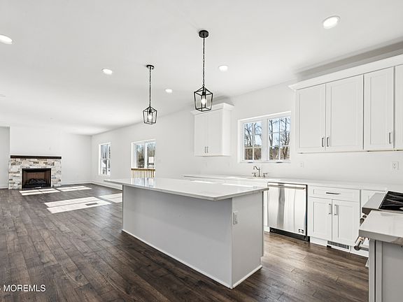 5th image of 140 Locust Avenue