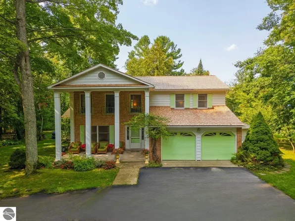 5658 SE Torch Lake Dr, Bellaire, MI 49615