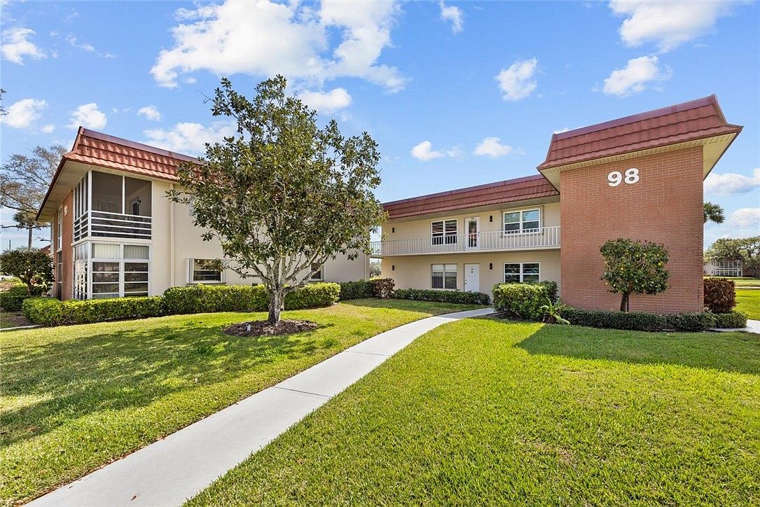98 Spring Lake Dr APT 105