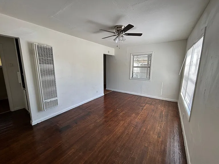2005 N Manhattan St — Photo 2