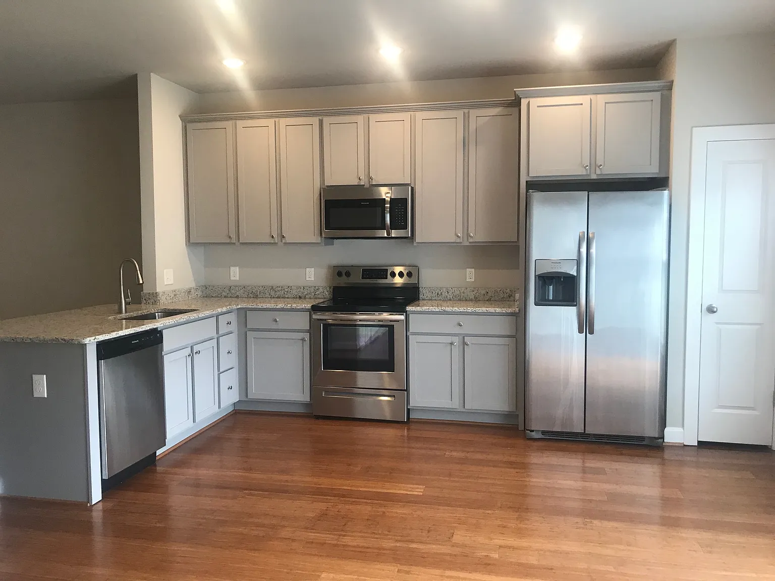 3 bed, 2150 sqft, $2,550 — Photo 4