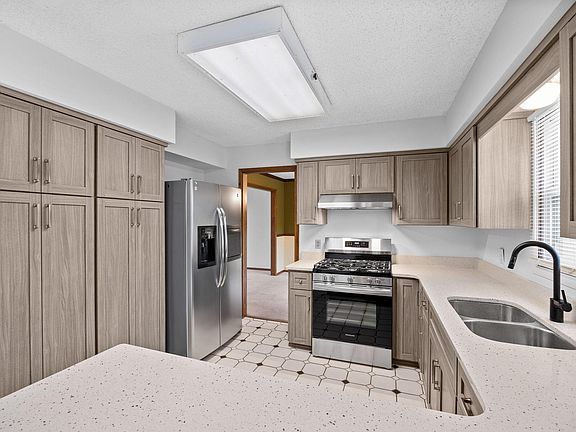 3rd image of 2615 Zircon Ln N