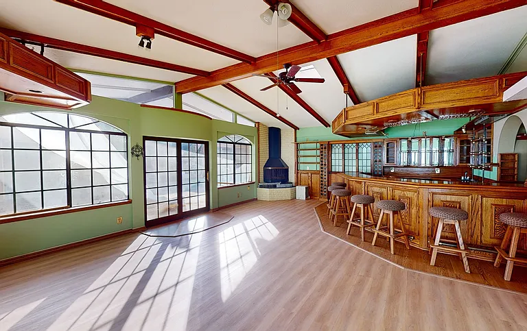 208 W Broadbent Dr — Photo 2