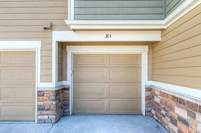 2 bed, 2.5 bath, 1090 sqft, $2,400 — Photo 2