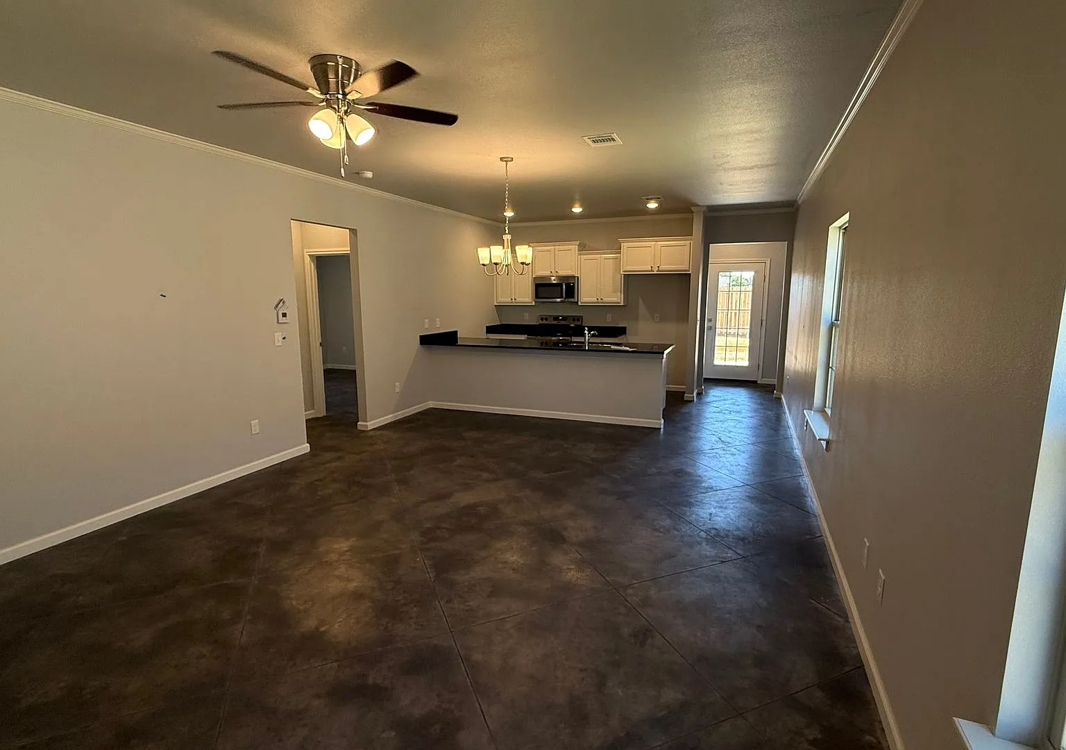 Newer built located in Glendale area Canyon school District 3/2/2 — Photo 3