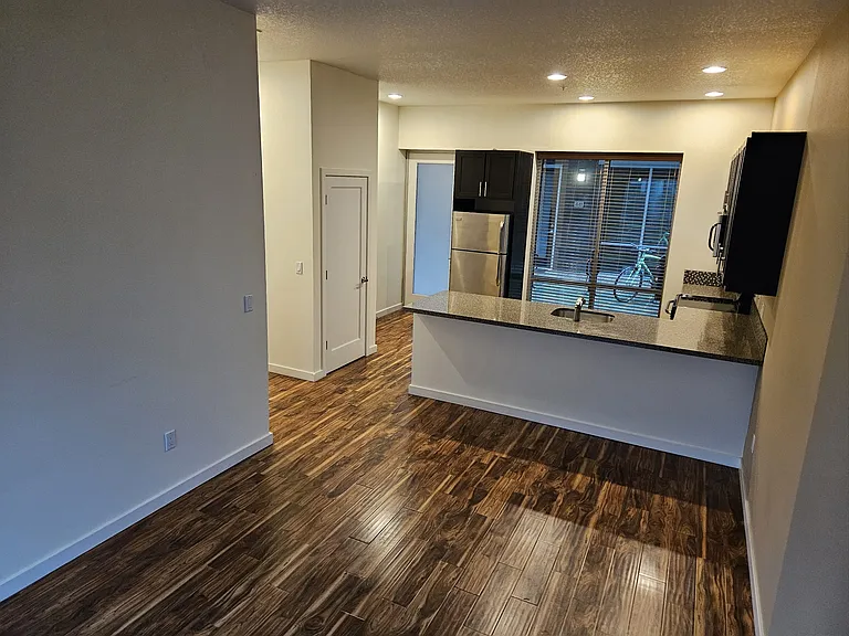433 SE Washington St — Photo 5