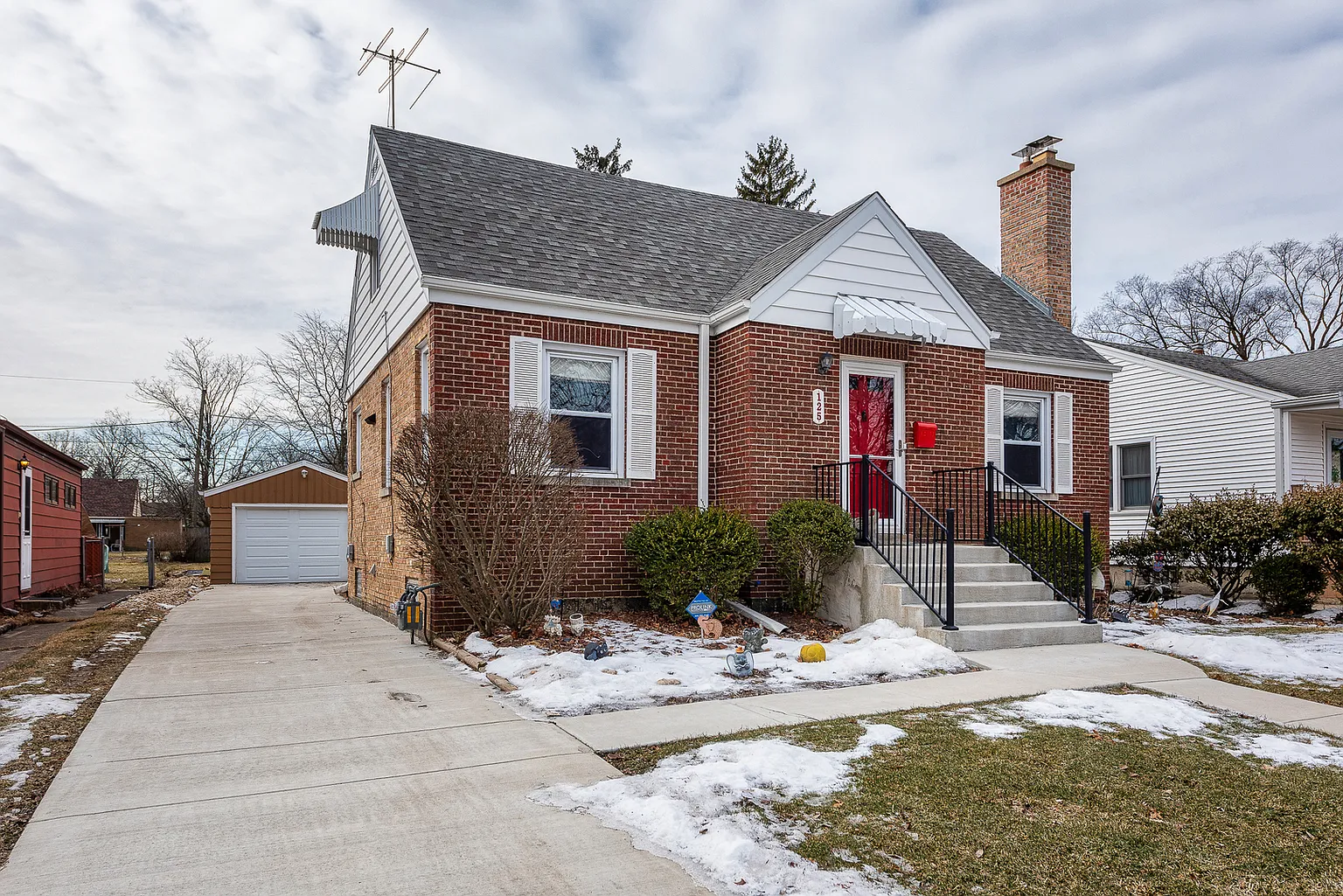 125 E Madison St photo 1