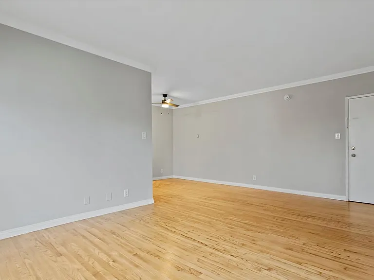 1051 S Cochran Ave #7 — Photo 4