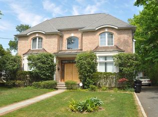 103 Maple St #1, Great Neck, NY 11023