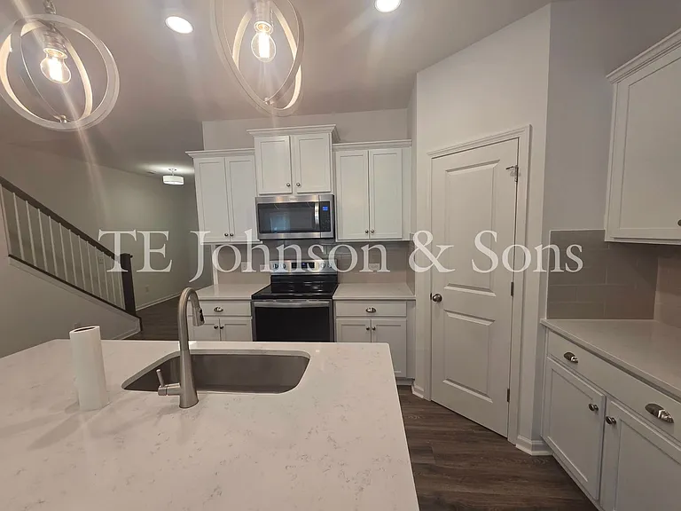 223 Latrobe Ln — Photo 7