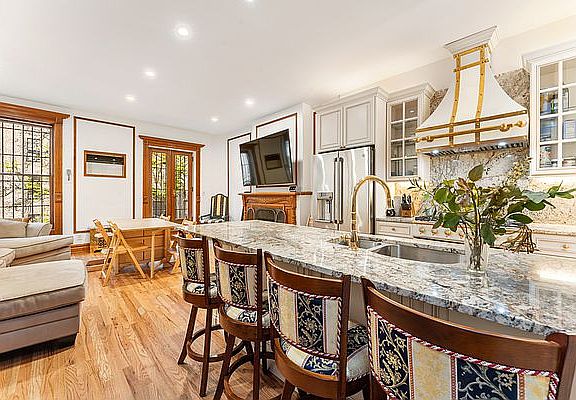 3rd image of 44 W 91st St #3