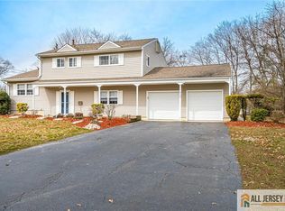 10 Stevens Rd, Kendall Park, NJ 08824