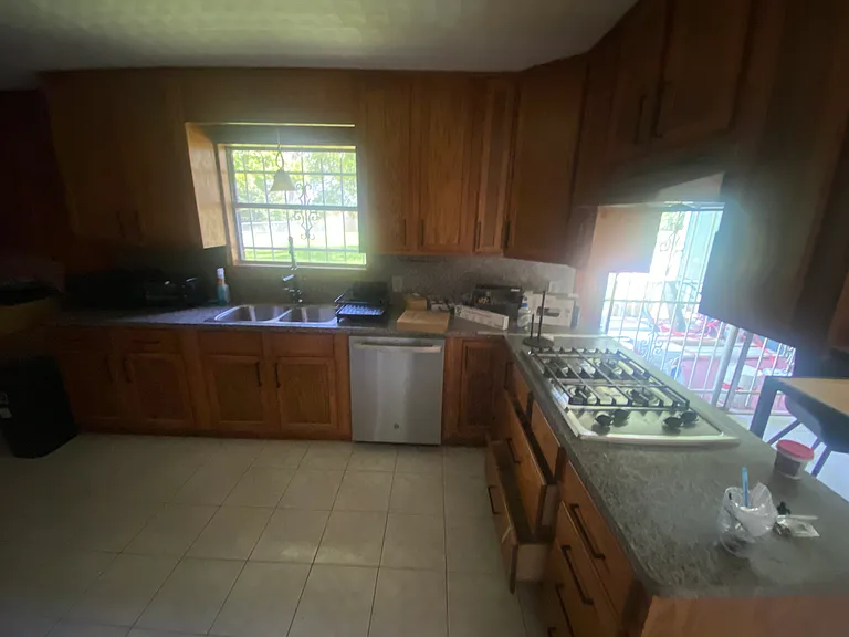 1025 Henderson Ave — Photo 10