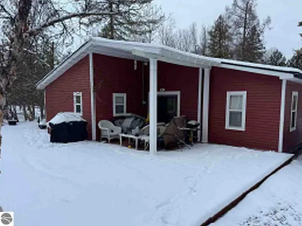 9880 S Perrins Landing Dr, Traverse City, MI 49684