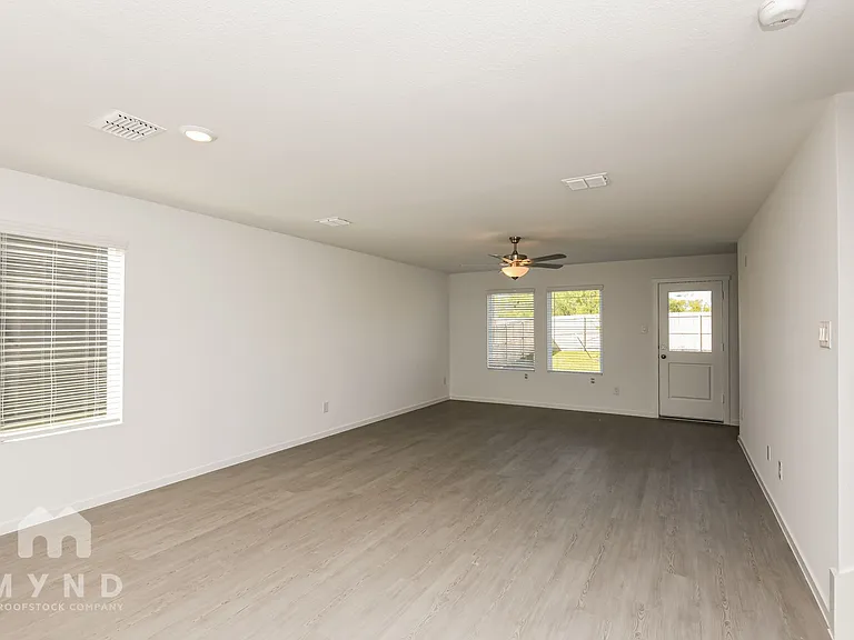 2700 Mistwood Dr — Photo 11