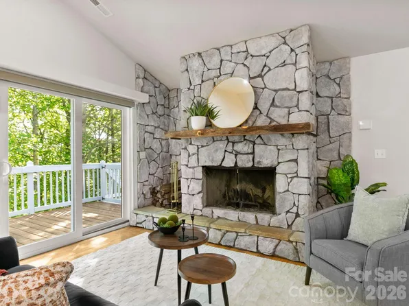 220 Jones Ct, Lake Lure, NC 28746