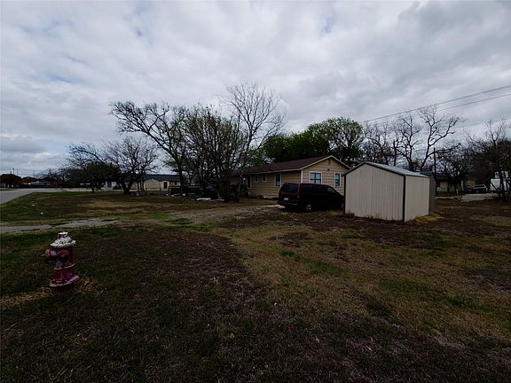 2nd image of 911 S Brazos St