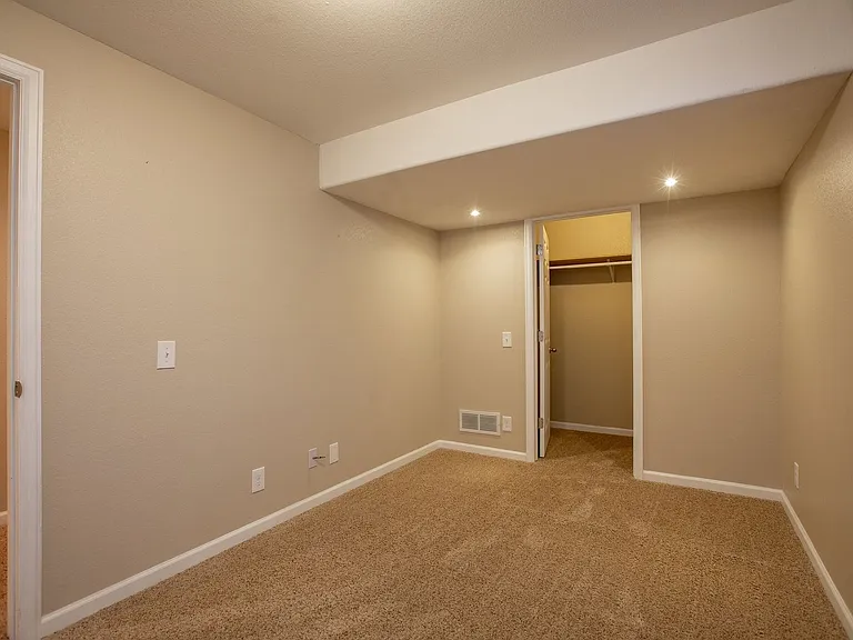 1076 Fairfield Ave — Photo 30
