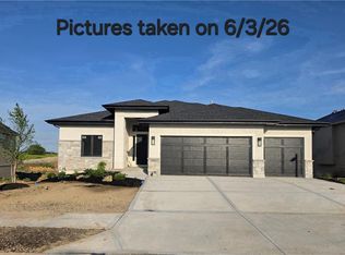 11271 S Sunray Dr, Olathe, KS 66061