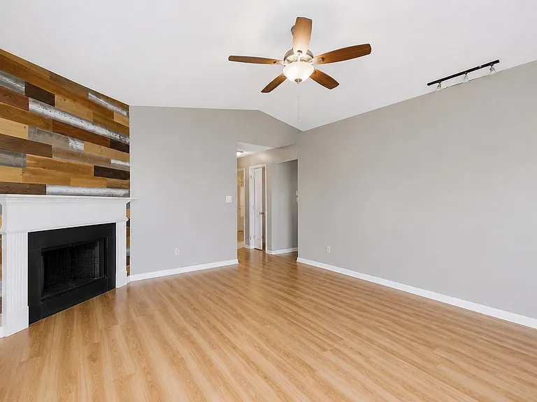 2137 Curtiswood Dr — Photo 10