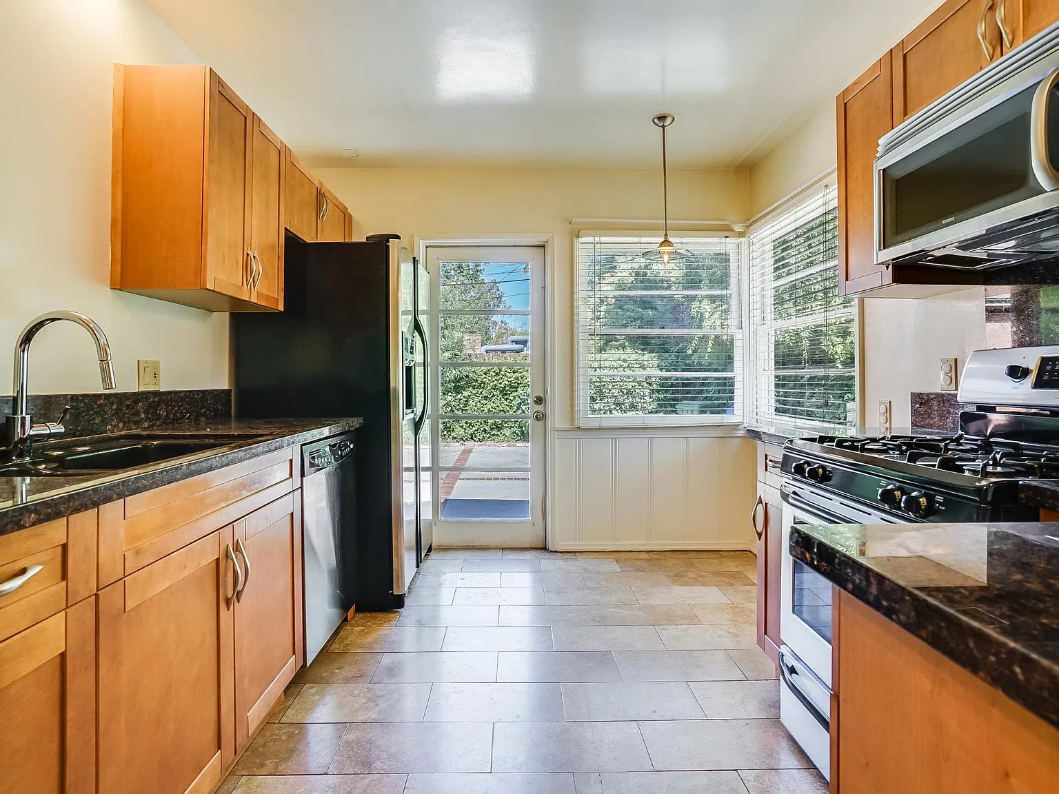 2 bed, 800 sqft, $3,295 — Photo 2