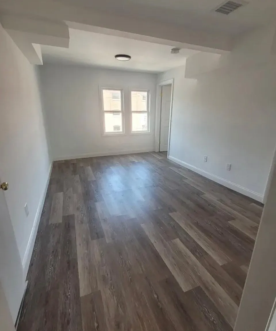 3 bed, 1.0 bath, 900 sqft, $2,075 — Photo 4