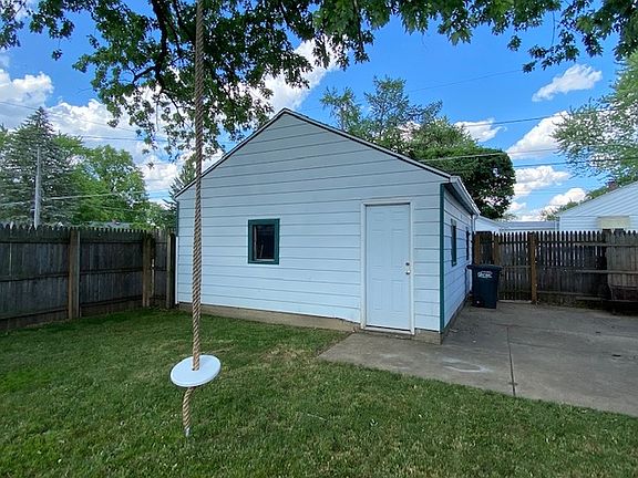 5th image of 207 E Grove St