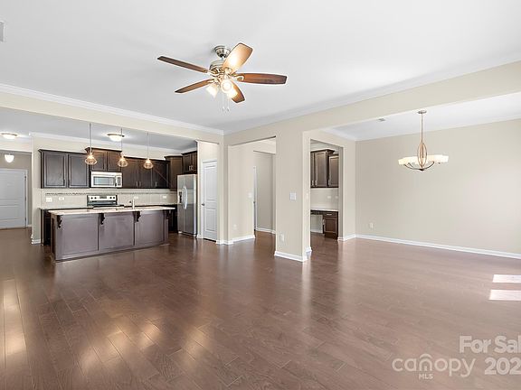 5th image of 921 Summerlake Dr