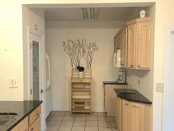 4th image of 2841 S Union Ave