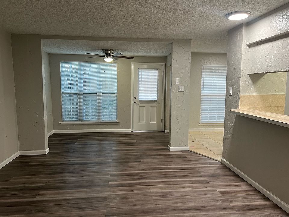 1st image of 371 Valley Park Dr