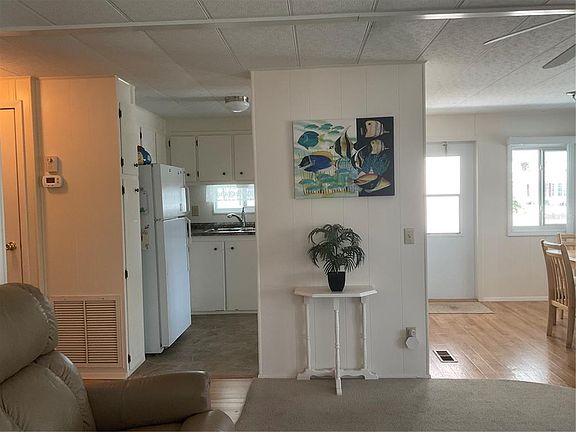 5th image of 213 Como Dr