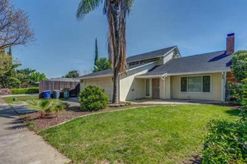 3 bed, 2.0 bath, 1974 sqft, $2,150 — Photo 4